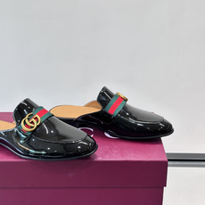 Gucci GG皮革穆勒鞋,牛皮革+金色马衔扣,品牌感满满!无后跟设计,穿脱超方便,日常通勤或休闲都能轻松驾驭。鞋底是皮 Gucci GG皮革穆勒鞋,牛皮革+金色马衔扣,品牌感满满!无后跟设计,穿脱超方便,日常通勤或休闲都能轻松驾驭。鞋底是皮