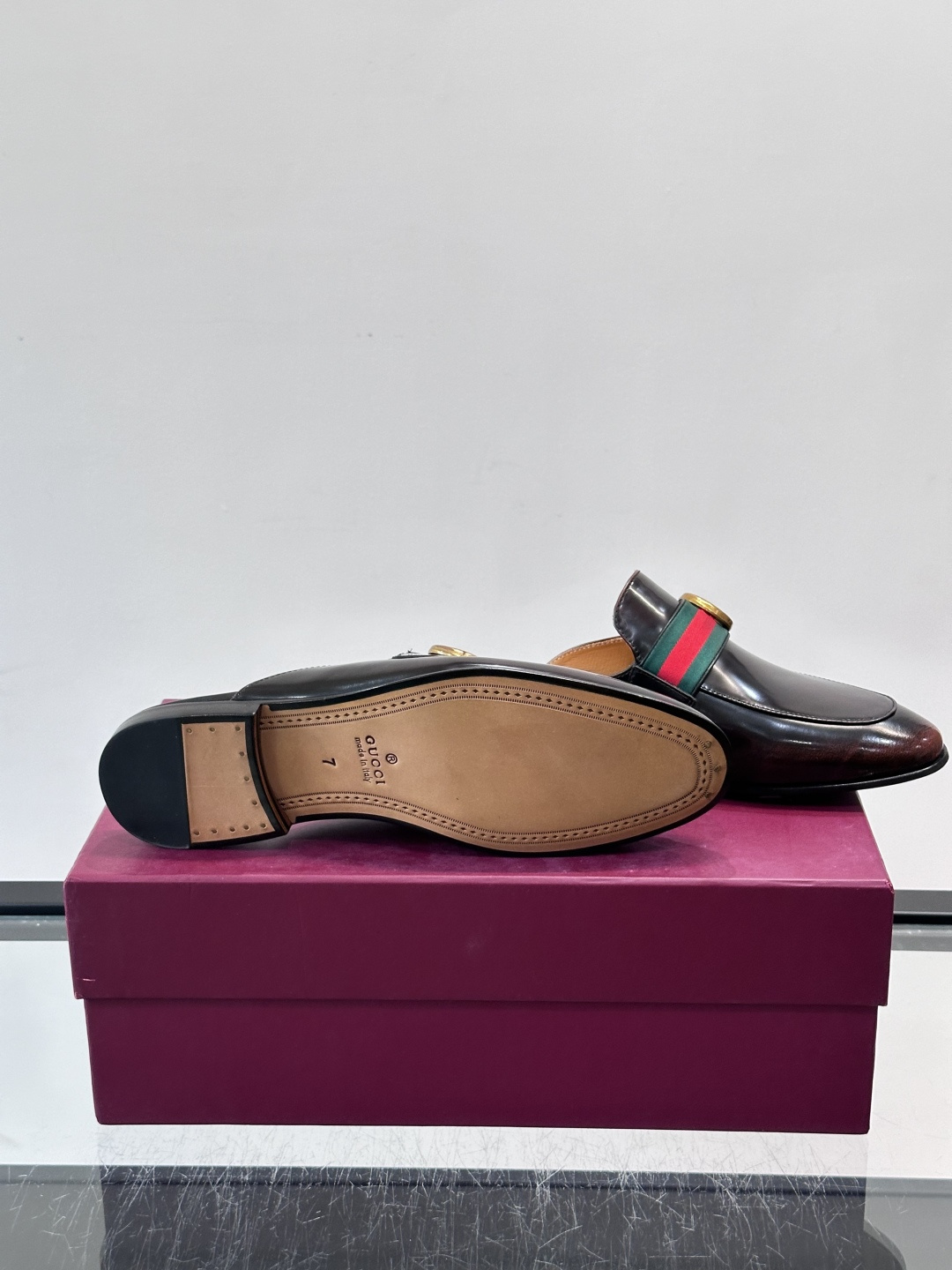 Gucci GG皮革穆勒鞋,牛皮革+金色马衔扣,品牌感满满!无后跟设计,穿脱超方便,日常通勤或休闲都能轻松驾驭。鞋底是皮 Gucci GG皮革穆勒鞋,牛皮革+金色马衔扣,品牌感满满!无后跟设计,穿脱超方便,日常通勤或休闲都能轻松驾驭。鞋底是皮