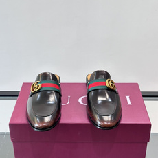Gucci GG皮革穆勒鞋,牛皮革+金色马衔扣,品牌感满满!无后跟设计,穿脱超方便,日常通勤或休闲都能轻松驾驭。鞋底是皮 Gucci GG皮革穆勒鞋,牛皮革+金色马衔扣,品牌感满满!无后跟设计,穿脱超方便,日常通勤或休闲都能轻松驾驭。鞋底是皮