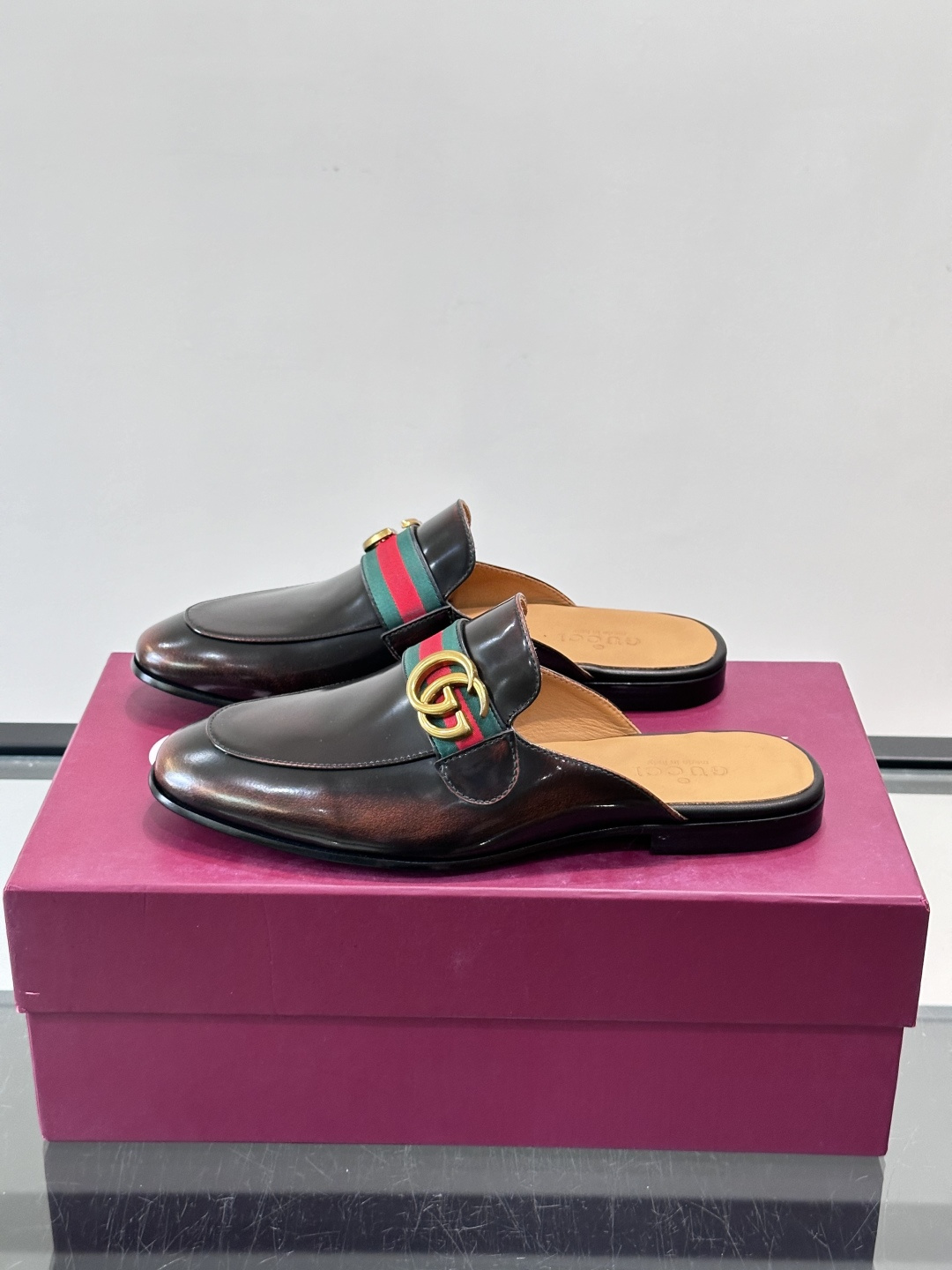 Gucci GG皮革穆勒鞋,牛皮革+金色马衔扣,品牌感满满!无后跟设计,穿脱超方便,日常通勤或休闲都能轻松驾驭。鞋底是皮 Gucci GG皮革穆勒鞋,牛皮革+金色马衔扣,品牌感满满!无后跟设计,穿脱超方便,日常通勤或休闲都能轻松驾驭。鞋底是皮