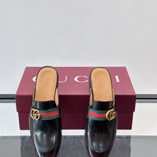 Gucci GG皮革穆勒鞋,牛皮革+金色马衔扣,品牌感满满!无后跟设计,穿脱超方便,日常通勤或休闲都能轻松驾驭。鞋底是皮 Gucci GG皮革穆勒鞋,牛皮革+金色马衔扣,品牌感满满!无后跟设计,穿脱超方便,日常通勤或休闲都能轻松驾驭。鞋底是皮