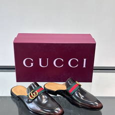 Gucci GG皮革穆勒鞋,牛皮革+金色马衔扣,品牌感满满!无后跟设计,穿脱超方便,日常通勤或休闲都能轻松驾驭。鞋底是皮 Gucci GG皮革穆勒鞋,牛皮革+金色马衔扣,品牌感满满!无后跟设计,穿脱超方便,日常通勤或休闲都能轻松驾驭。鞋底是皮