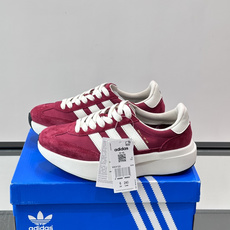 Adidas SL72 运动鞋,麂皮+尼龙鞋面,白色三条纹,,厚底侧面有"LIGHTSTRIKE+"字样。这款走 Adidas SL72 运动鞋,麂皮+尼龙鞋面,白色三条纹,,厚底侧面有"LIGHTSTRIKE+"字样。这款走