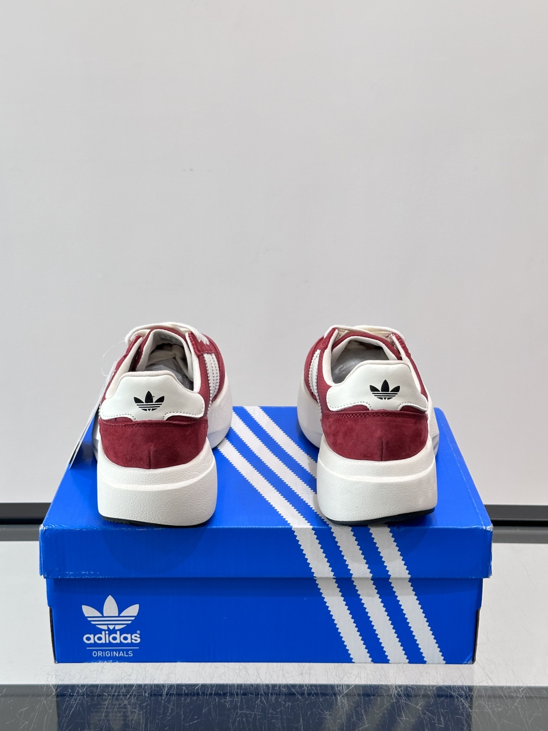 Adidas SL72 运动鞋,麂皮+尼龙鞋面,白色三条纹,,厚底侧面有"LIGHTSTRIKE+"字样。这款走 Adidas SL72 运动鞋,麂皮+尼龙鞋面,白色三条纹,,厚底侧面有"LIGHTSTRIKE+"字样。这款走