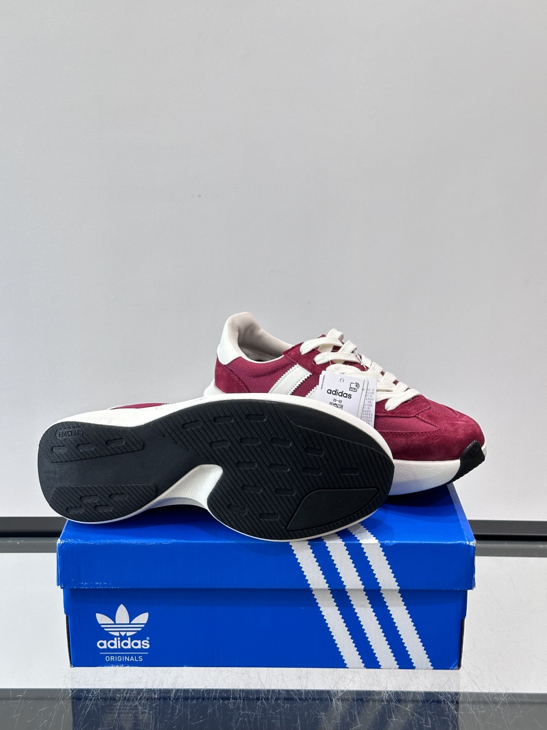 Adidas SL72 运动鞋,麂皮+尼龙鞋面,白色三条纹,,厚底侧面有"LIGHTSTRIKE+"字样。这款走 Adidas SL72 运动鞋,麂皮+尼龙鞋面,白色三条纹,,厚底侧面有"LIGHTSTRIKE+"字样。这款走
