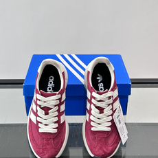 Adidas SL72 运动鞋,麂皮+尼龙鞋面,白色三条纹,,厚底侧面有"LIGHTSTRIKE+"字样。这款走 Adidas SL72 运动鞋,麂皮+尼龙鞋面,白色三条纹,,厚底侧面有"LIGHTSTRIKE+"字样。这款走