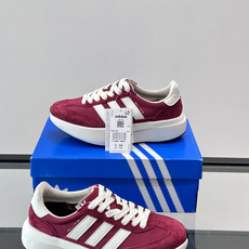 Adidas SL72 运动鞋,麂皮+尼龙鞋面,白色三条纹,,厚底侧面有"LIGHTSTRIKE+"字样。这款走 Adidas SL72 运动鞋,麂皮+尼龙鞋面,白色三条纹,,厚底侧面有"LIGHTSTRIKE+"字样。这款走