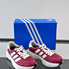 Adidas SL72 运动鞋,麂皮+尼龙鞋面,白色三条纹,,厚底侧面有"LIGHTSTRIKE+"字样。这款走 Adidas SL72 运动鞋,麂皮+尼龙鞋面,白色三条纹,,厚底侧面有"LIGHTSTRIKE+"字样。这款走