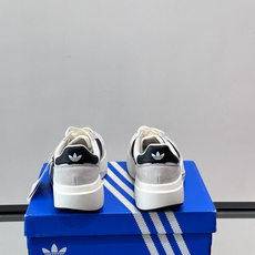 Adidas SL72 运动鞋,麂皮+尼龙鞋面,白色三条纹,,厚底侧面有"LIGHTSTRIKE+"字样。这款走 Adidas SL72 运动鞋,麂皮+尼龙鞋面,白色三条纹,,厚底侧面有"LIGHTSTRIKE+"字样。这款走