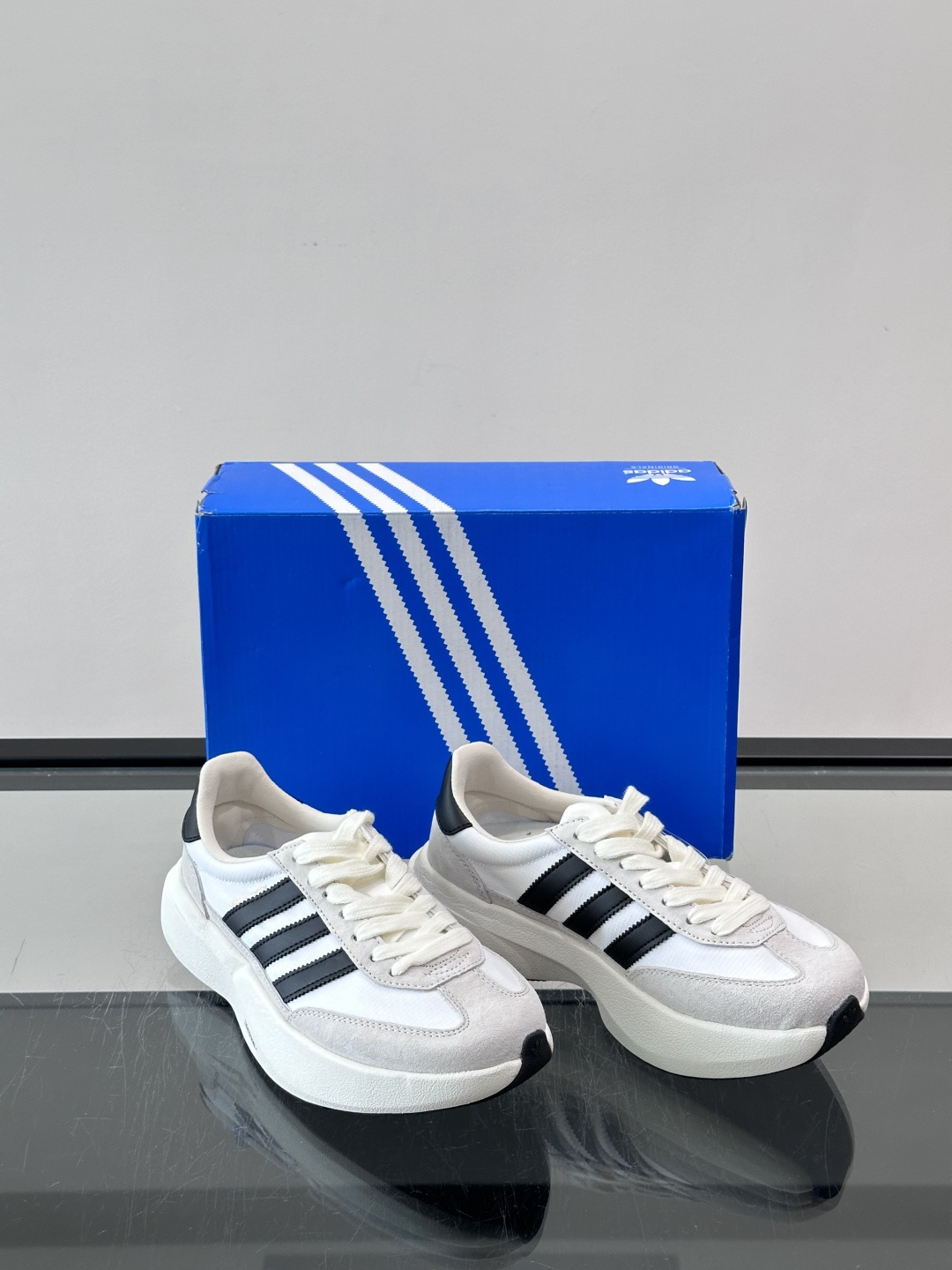 Adidas SL72 运动鞋,麂皮+尼龙鞋面,白色三条纹,,厚底侧面有"LIGHTSTRIKE+"字样。这款走 Adidas SL72 运动鞋,麂皮+尼龙鞋面,白色三条纹,,厚底侧面有"LIGHTSTRIKE+"字样。这款走
