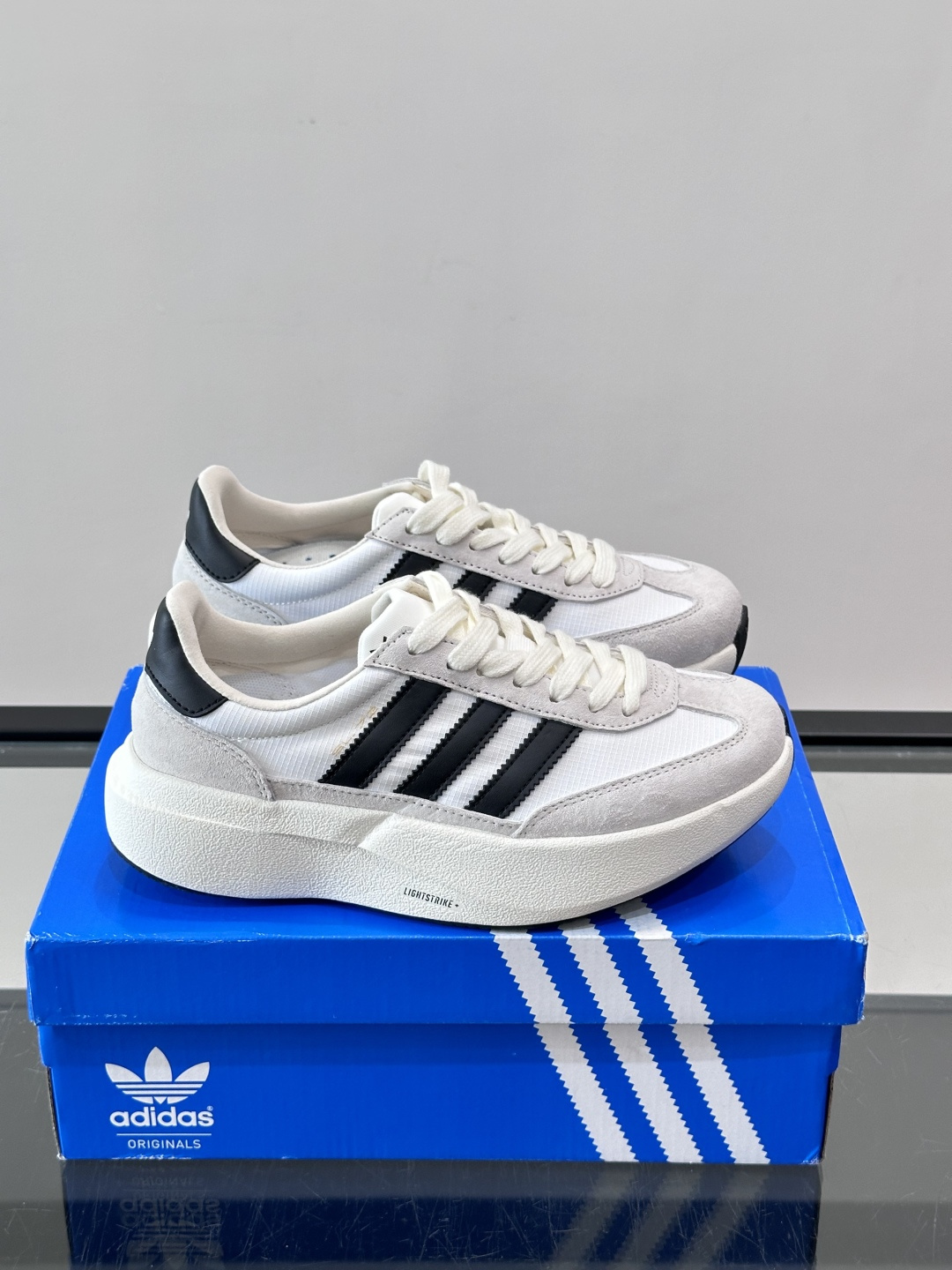 ​​Adidas SL72 运动鞋​​，麂皮+尼龙鞋面，白色三条纹，，厚底侧面有"LIGHTSTRIKE+"字样。这款走