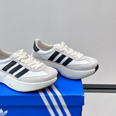 Adidas SL72 运动鞋,麂皮+尼龙鞋面,白色三条纹,,厚底侧面有"LIGHTSTRIKE+"字样。这款走 Adidas SL72 运动鞋,麂皮+尼龙鞋面,白色三条纹,,厚底侧面有"LIGHTSTRIKE+"字样。这款走