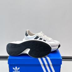 Adidas SL72 运动鞋,麂皮+尼龙鞋面,白色三条纹,,厚底侧面有"LIGHTSTRIKE+"字样。这款走 Adidas SL72 运动鞋,麂皮+尼龙鞋面,白色三条纹,,厚底侧面有"LIGHTSTRIKE+"字样。这款走