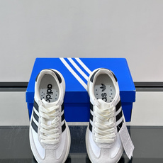 Adidas SL72 运动鞋,麂皮+尼龙鞋面,白色三条纹,,厚底侧面有"LIGHTSTRIKE+"字样。这款走 Adidas SL72 运动鞋,麂皮+尼龙鞋面,白色三条纹,,厚底侧面有"LIGHTSTRIKE+"字样。这款走