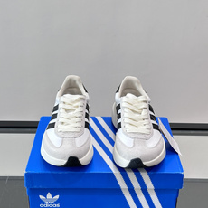 Adidas SL72 运动鞋,麂皮+尼龙鞋面,白色三条纹,,厚底侧面有"LIGHTSTRIKE+"字样。这款走 Adidas SL72 运动鞋,麂皮+尼龙鞋面,白色三条纹,,厚底侧面有"LIGHTSTRIKE+"字样。这款走