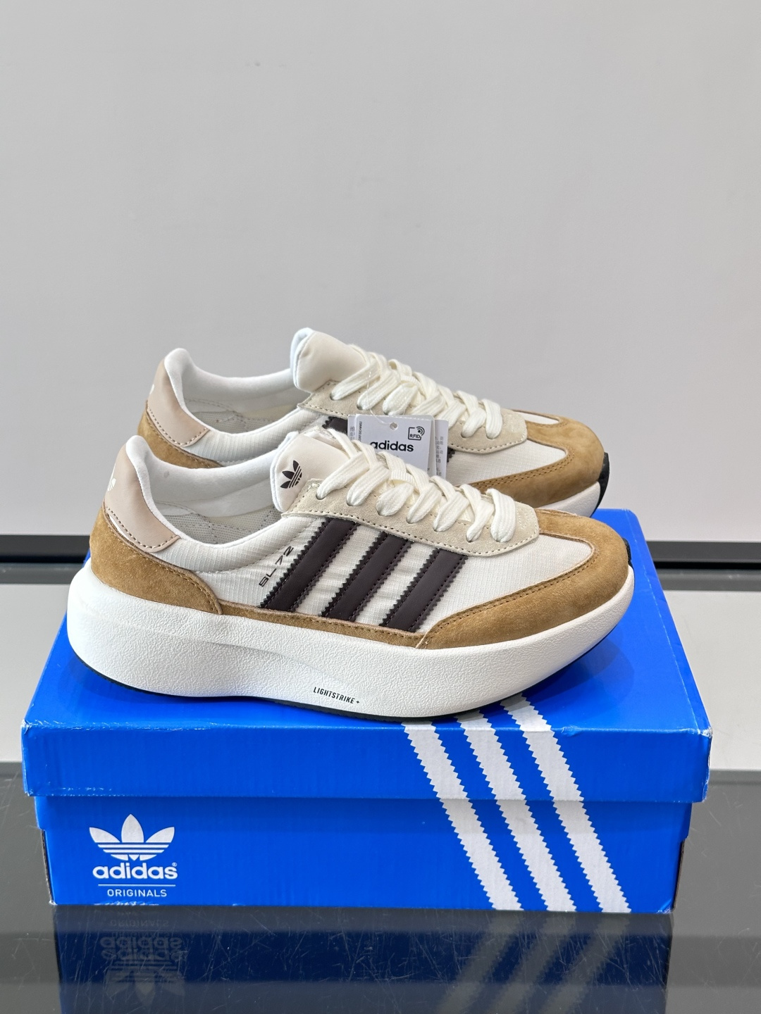 ​​Adidas SL72 运动鞋​​，麂皮+尼龙鞋面，白色三条纹，，厚底侧面有"LIGHTSTRIKE+"字样。这款走