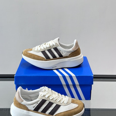 Adidas SL72 运动鞋,麂皮+尼龙鞋面,白色三条纹,,厚底侧面有"LIGHTSTRIKE+"字样。这款走 Adidas SL72 运动鞋,麂皮+尼龙鞋面,白色三条纹,,厚底侧面有"LIGHTSTRIKE+"字样。这款走