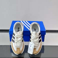 Adidas SL72 运动鞋,麂皮+尼龙鞋面,白色三条纹,,厚底侧面有"LIGHTSTRIKE+"字样。这款走 Adidas SL72 运动鞋,麂皮+尼龙鞋面,白色三条纹,,厚底侧面有"LIGHTSTRIKE+"字样。这款走