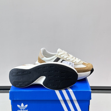 Adidas SL72 运动鞋,麂皮+尼龙鞋面,白色三条纹,,厚底侧面有"LIGHTSTRIKE+"字样。这款走 Adidas SL72 运动鞋,麂皮+尼龙鞋面,白色三条纹,,厚底侧面有"LIGHTSTRIKE+"字样。这款走