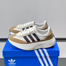 Adidas SL72 运动鞋,麂皮+尼龙鞋面,白色三条纹,,厚底侧面有"LIGHTSTRIKE+"字样。这款走 Adidas SL72 运动鞋,麂皮+尼龙鞋面,白色三条纹,,厚底侧面有"LIGHTSTRIKE+"字样。这款走