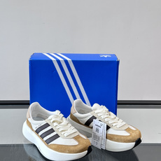Adidas SL72 运动鞋,麂皮+尼龙鞋面,白色三条纹,,厚底侧面有"LIGHTSTRIKE+"字样。这款走 Adidas SL72 运动鞋,麂皮+尼龙鞋面,白色三条纹,,厚底侧面有"LIGHTSTRIKE+"字样。这款走