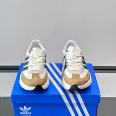 Adidas SL72 运动鞋,麂皮+尼龙鞋面,白色三条纹,,厚底侧面有"LIGHTSTRIKE+"字样。这款走 Adidas SL72 运动鞋,麂皮+尼龙鞋面,白色三条纹,,厚底侧面有"LIGHTSTRIKE+"字样。这款走