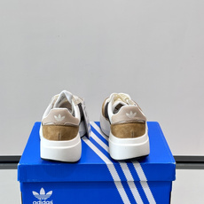 Adidas SL72 运动鞋,麂皮+尼龙鞋面,白色三条纹,,厚底侧面有"LIGHTSTRIKE+"字样。这款走 Adidas SL72 运动鞋,麂皮+尼龙鞋面,白色三条纹,,厚底侧面有"LIGHTSTRIKE+"字样。这款走