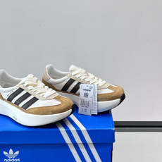 Adidas SL72 运动鞋,麂皮+尼龙鞋面,白色三条纹,,厚底侧面有"LIGHTSTRIKE+"字样。这款走 Adidas SL72 运动鞋,麂皮+尼龙鞋面,白色三条纹,,厚底侧面有"LIGHTSTRIKE+"字样。这款走