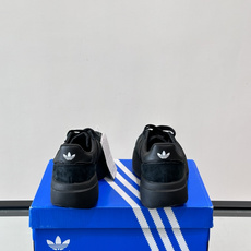 Adidas SL72 运动鞋,麂皮+尼龙鞋面,白色三条纹,,厚底侧面有"LIGHTSTRIKE+"字样。这款走 Adidas SL72 运动鞋,麂皮+尼龙鞋面,白色三条纹,,厚底侧面有"LIGHTSTRIKE+"字样。这款走