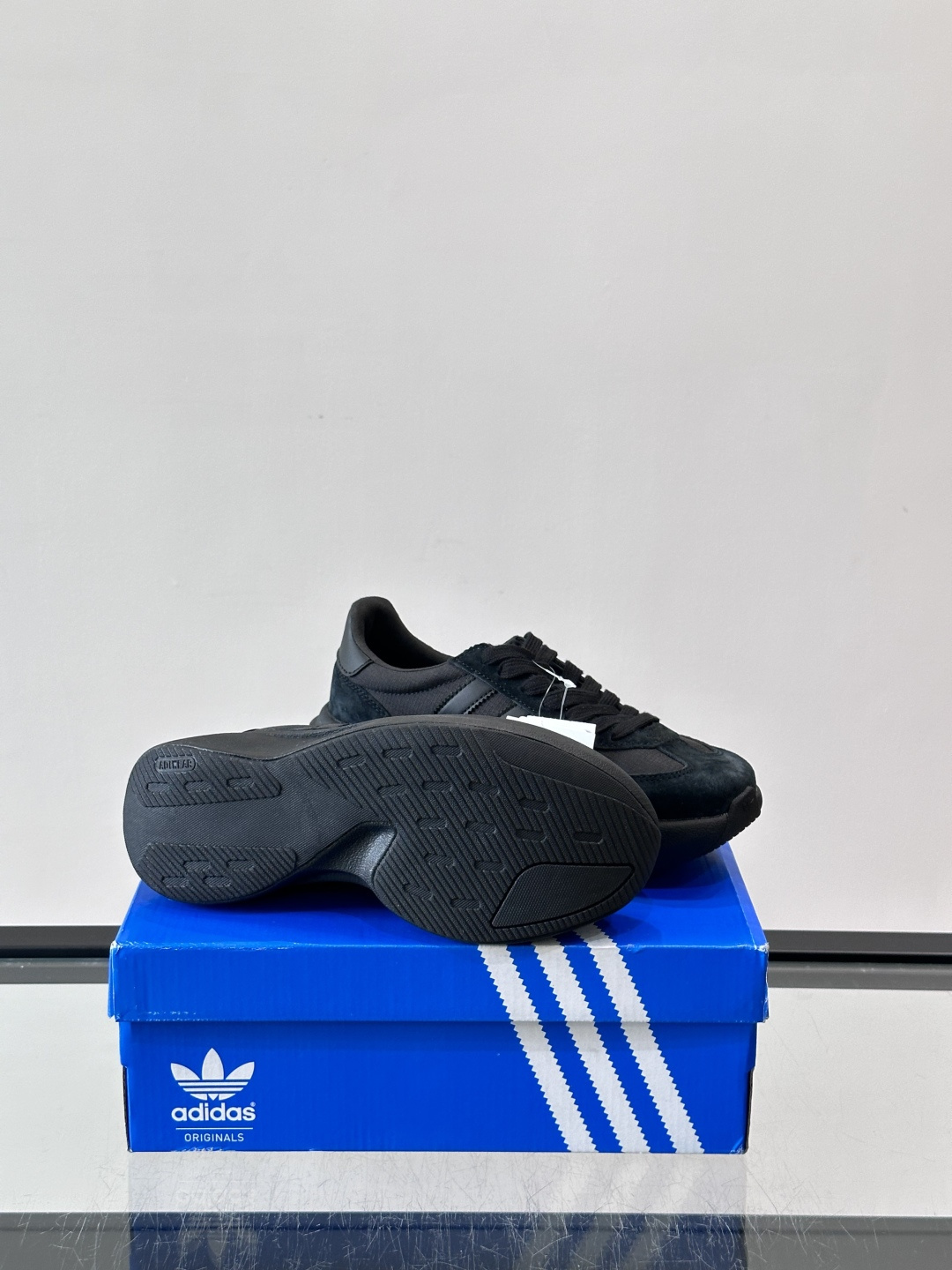 Adidas SL72 运动鞋,麂皮+尼龙鞋面,白色三条纹,,厚底侧面有"LIGHTSTRIKE+"字样。这款走 Adidas SL72 运动鞋,麂皮+尼龙鞋面,白色三条纹,,厚底侧面有"LIGHTSTRIKE+"字样。这款走