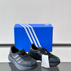 Adidas SL72 运动鞋,麂皮+尼龙鞋面,白色三条纹,,厚底侧面有"LIGHTSTRIKE+"字样。这款走 Adidas SL72 运动鞋,麂皮+尼龙鞋面,白色三条纹,,厚底侧面有"LIGHTSTRIKE+"字样。这款走