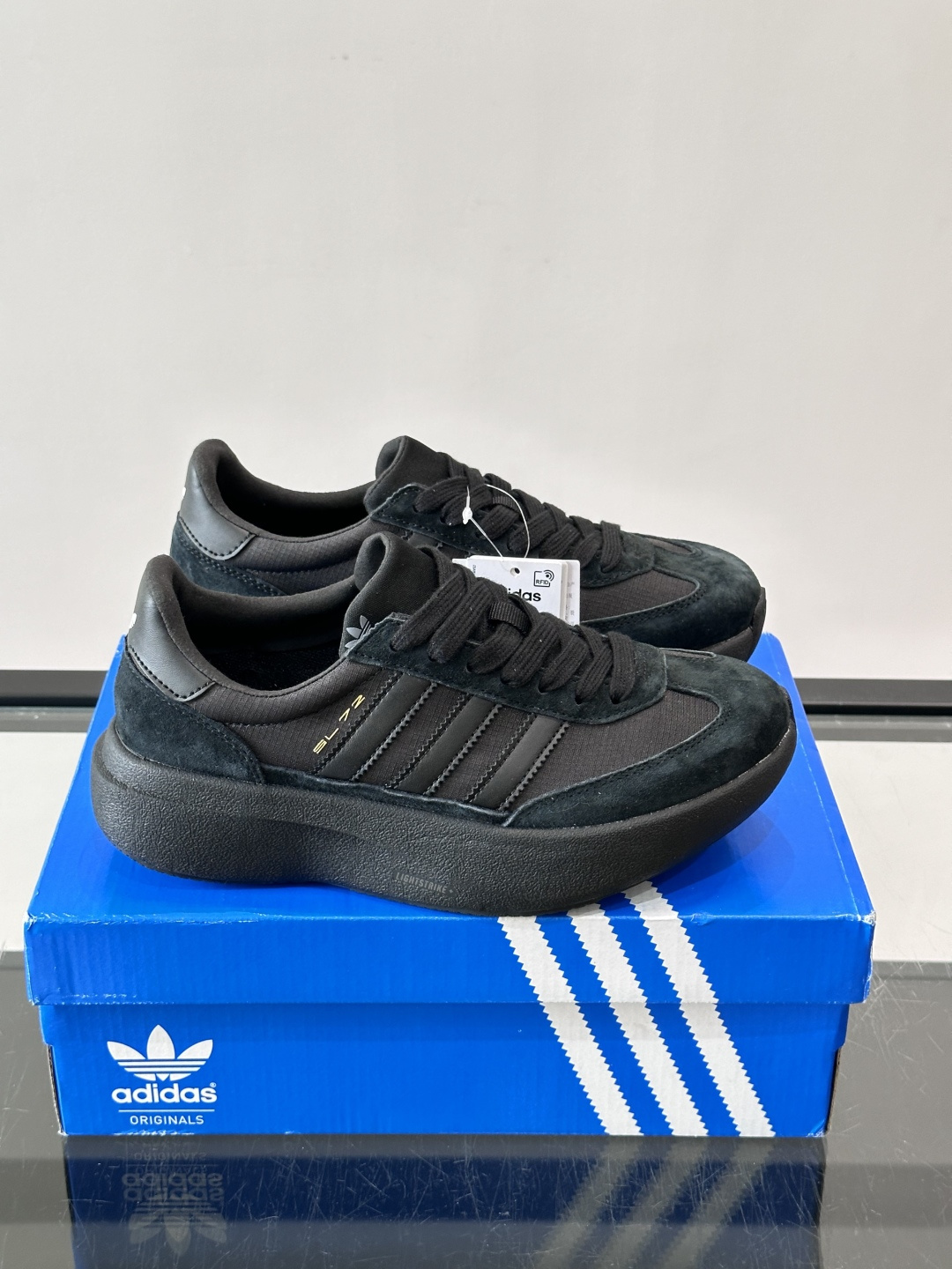 ​​Adidas SL72 运动鞋​​，麂皮+尼龙鞋面，白色三条纹，，厚底侧面有"LIGHTSTRIKE+"字样。这款走