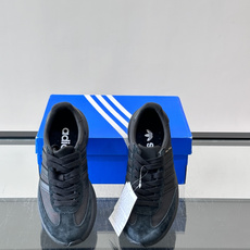 Adidas SL72 运动鞋,麂皮+尼龙鞋面,白色三条纹,,厚底侧面有"LIGHTSTRIKE+"字样。这款走 Adidas SL72 运动鞋,麂皮+尼龙鞋面,白色三条纹,,厚底侧面有"LIGHTSTRIKE+"字样。这款走