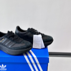 Adidas SL72 运动鞋,麂皮+尼龙鞋面,白色三条纹,,厚底侧面有"LIGHTSTRIKE+"字样。这款走 Adidas SL72 运动鞋,麂皮+尼龙鞋面,白色三条纹,,厚底侧面有"LIGHTSTRIKE+"字样。这款走