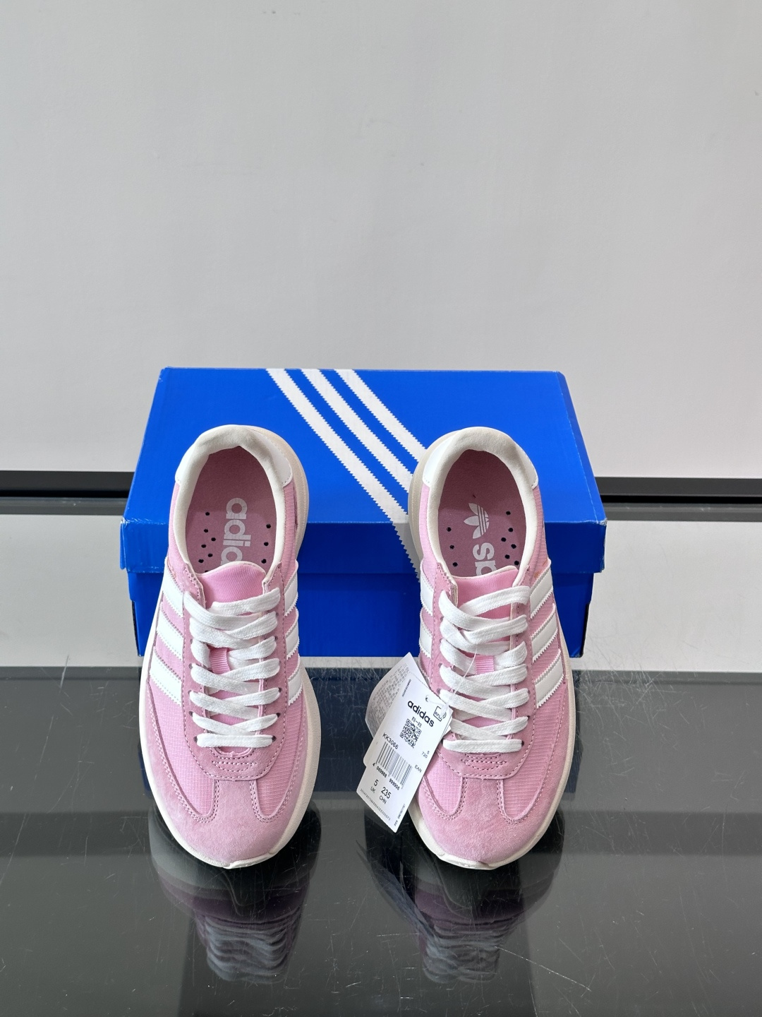 Adidas SL72 运动鞋,麂皮+尼龙鞋面,白色三条纹,,厚底侧面有"LIGHTSTRIKE+"字样。这款走 Adidas SL72 运动鞋,麂皮+尼龙鞋面,白色三条纹,,厚底侧面有"LIGHTSTRIKE+"字样。这款走