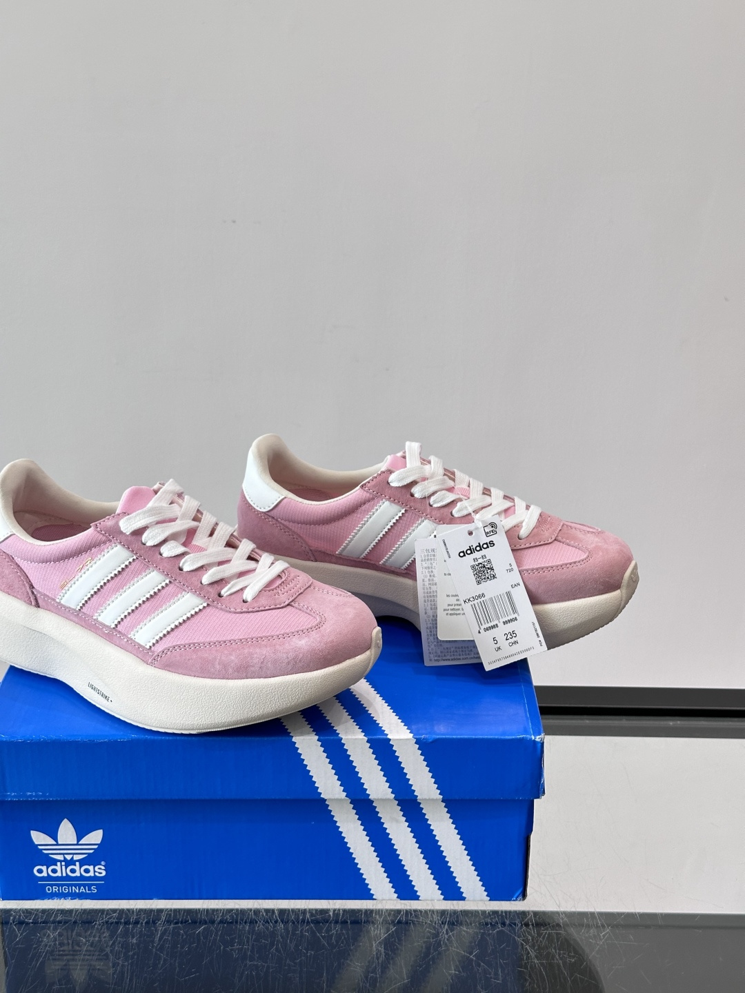 Adidas SL72 运动鞋,麂皮+尼龙鞋面,白色三条纹,,厚底侧面有"LIGHTSTRIKE+"字样。这款走 Adidas SL72 运动鞋,麂皮+尼龙鞋面,白色三条纹,,厚底侧面有"LIGHTSTRIKE+"字样。这款走