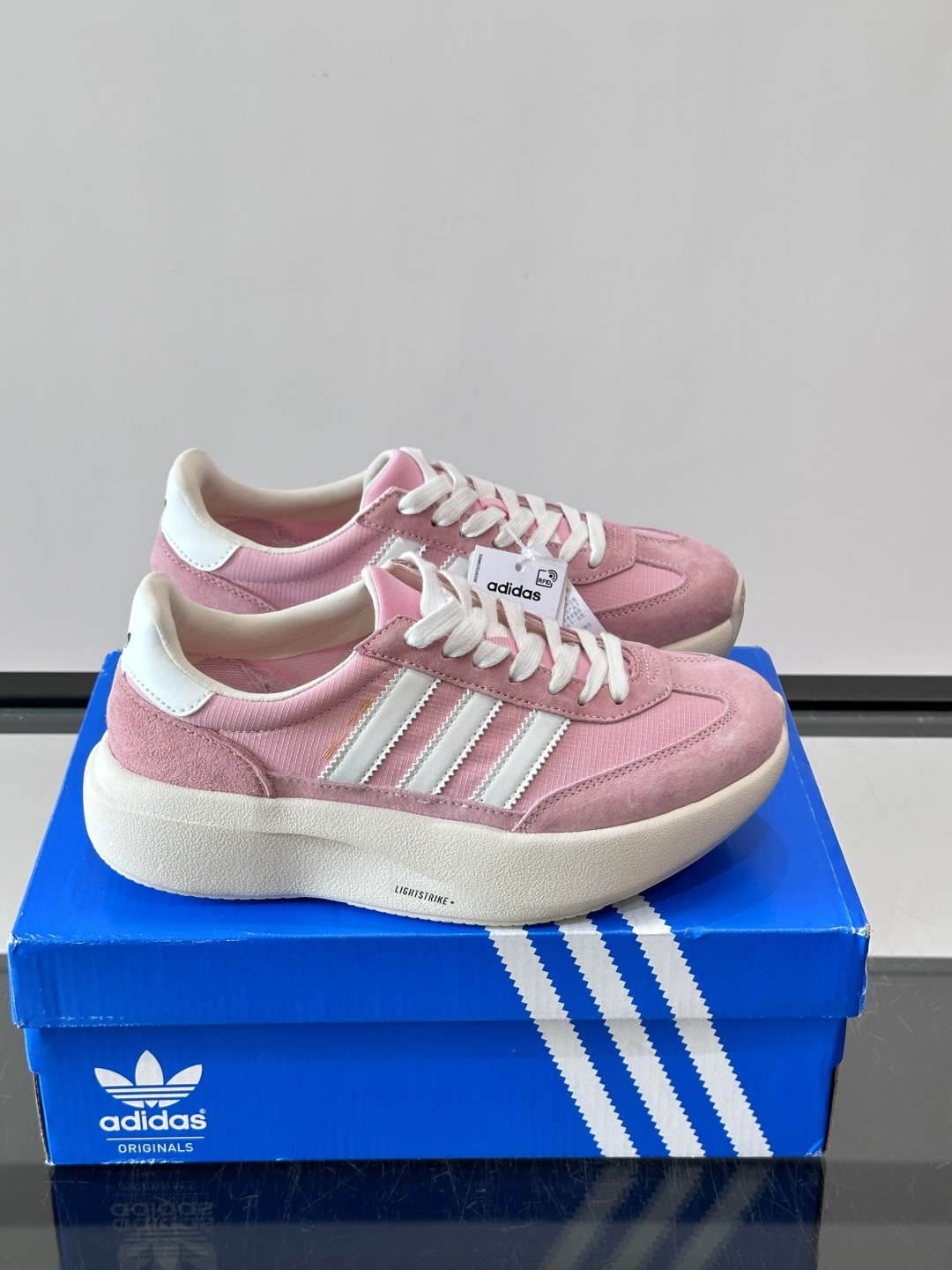 ​​Adidas SL72 运动鞋​​，麂皮+尼龙鞋面，白色三条纹，，厚底侧面有"LIGHTSTRIKE+"字样。这款走