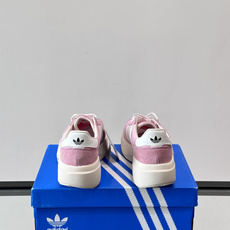 Adidas SL72 运动鞋,麂皮+尼龙鞋面,白色三条纹,,厚底侧面有"LIGHTSTRIKE+"字样。这款走 Adidas SL72 运动鞋,麂皮+尼龙鞋面,白色三条纹,,厚底侧面有"LIGHTSTRIKE+"字样。这款走