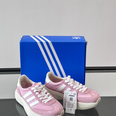 Adidas SL72 运动鞋,麂皮+尼龙鞋面,白色三条纹,,厚底侧面有"LIGHTSTRIKE+"字样。这款走 Adidas SL72 运动鞋,麂皮+尼龙鞋面,白色三条纹,,厚底侧面有"LIGHTSTRIKE+"字样。这款走