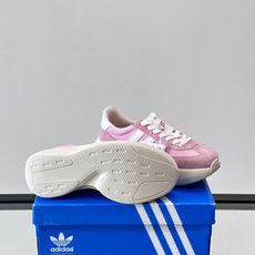 Adidas SL72 运动鞋,麂皮+尼龙鞋面,白色三条纹,,厚底侧面有"LIGHTSTRIKE+"字样。这款走 Adidas SL72 运动鞋,麂皮+尼龙鞋面,白色三条纹,,厚底侧面有"LIGHTSTRIKE+"字样。这款走