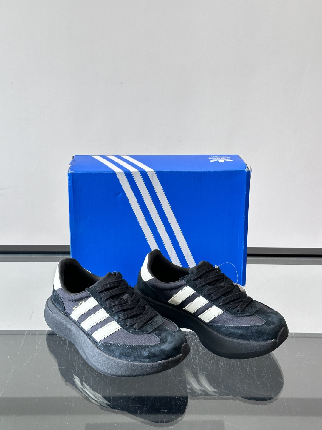 Adidas SL72 运动鞋,麂皮+尼龙鞋面,白色三条纹,,厚底侧面有"LIGHTSTRIKE+"字样。这款走 Adidas SL72 运动鞋,麂皮+尼龙鞋面,白色三条纹,,厚底侧面有"LIGHTSTRIKE+"字样。这款走