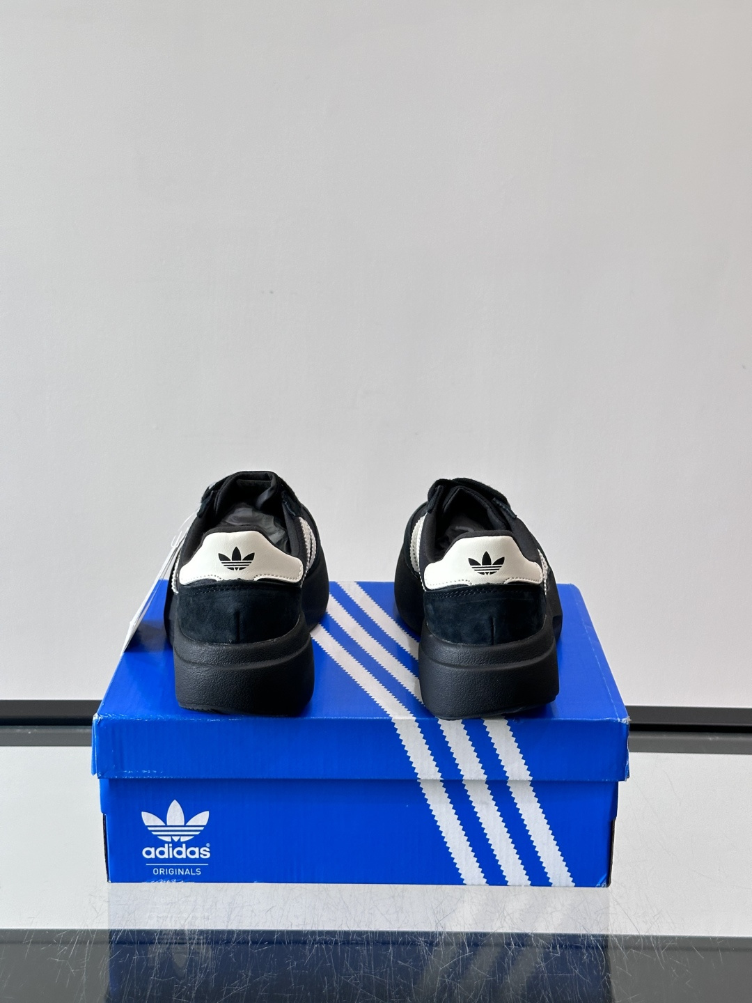 Adidas SL72 运动鞋,麂皮+尼龙鞋面,白色三条纹,,厚底侧面有"LIGHTSTRIKE+"字样。这款走 Adidas SL72 运动鞋,麂皮+尼龙鞋面,白色三条纹,,厚底侧面有"LIGHTSTRIKE+"字样。这款走