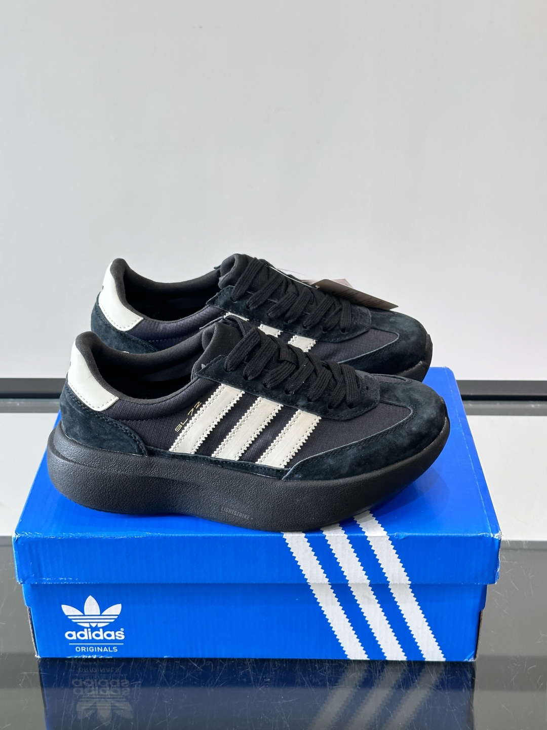 ​​Adidas SL72 运动鞋​​，麂皮+尼龙鞋面，白色三条纹，，厚底侧面有"LIGHTSTRIKE+"字样。这款走