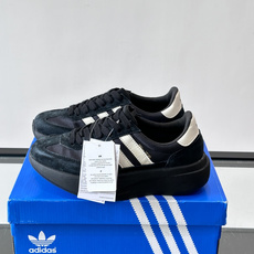 Adidas SL72 运动鞋,麂皮+尼龙鞋面,白色三条纹,,厚底侧面有"LIGHTSTRIKE+"字样。这款走 Adidas SL72 运动鞋,麂皮+尼龙鞋面,白色三条纹,,厚底侧面有"LIGHTSTRIKE+"字样。这款走
