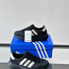 Adidas SL72 运动鞋,麂皮+尼龙鞋面,白色三条纹,,厚底侧面有"LIGHTSTRIKE+"字样。这款走 Adidas SL72 运动鞋,麂皮+尼龙鞋面,白色三条纹,,厚底侧面有"LIGHTSTRIKE+"字样。这款走