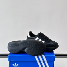 Adidas SL72 运动鞋,麂皮+尼龙鞋面,白色三条纹,,厚底侧面有"LIGHTSTRIKE+"字样。这款走 Adidas SL72 运动鞋,麂皮+尼龙鞋面,白色三条纹,,厚底侧面有"LIGHTSTRIKE+"字样。这款走