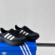 Adidas SL72 运动鞋,麂皮+尼龙鞋面,白色三条纹,,厚底侧面有"LIGHTSTRIKE+"字样。这款走 Adidas SL72 运动鞋,麂皮+尼龙鞋面,白色三条纹,,厚底侧面有"LIGHTSTRIKE+"字样。这款走