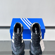 Adidas SL72 运动鞋,麂皮+尼龙鞋面,白色三条纹,,厚底侧面有"LIGHTSTRIKE+"字样。这款走 Adidas SL72 运动鞋,麂皮+尼龙鞋面,白色三条纹,,厚底侧面有"LIGHTSTRIKE+"字样。这款走