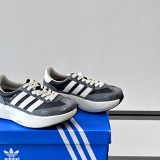 Adidas SL72 运动鞋,麂皮+尼龙鞋面,白色三条纹,,厚底侧面有"LIGHTSTRIKE+"字样。这款走 Adidas SL72 运动鞋,麂皮+尼龙鞋面,白色三条纹,,厚底侧面有"LIGHTSTRIKE+"字样。这款走