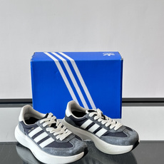 Adidas SL72 运动鞋,麂皮+尼龙鞋面,白色三条纹,,厚底侧面有"LIGHTSTRIKE+"字样。这款走 Adidas SL72 运动鞋,麂皮+尼龙鞋面,白色三条纹,,厚底侧面有"LIGHTSTRIKE+"字样。这款走